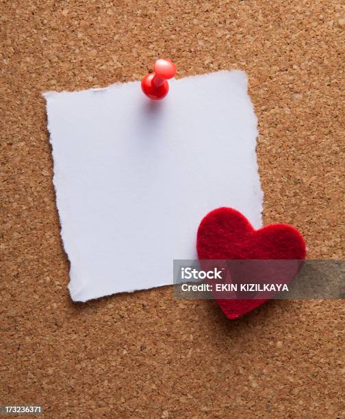 Papel En Blanco Blanco Nota En Panel De Corcho Foto de stock y más banco de imágenes de Día de San Valentín - Festivo - Día de San Valentín - Festivo, Símbolo en forma de corazón, Tarjeta del Día de San Valentín