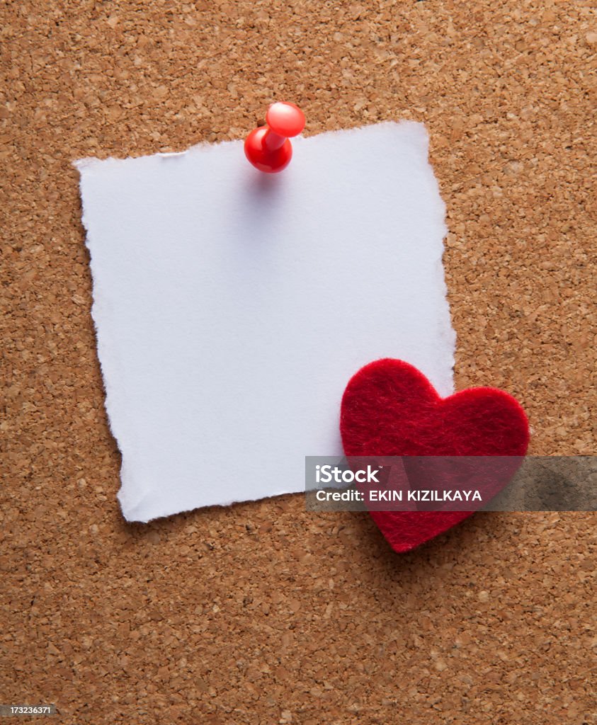 Nota de papel em branco branco em cork bordo - Foto de stock de Dia dos Namorados royalty-free