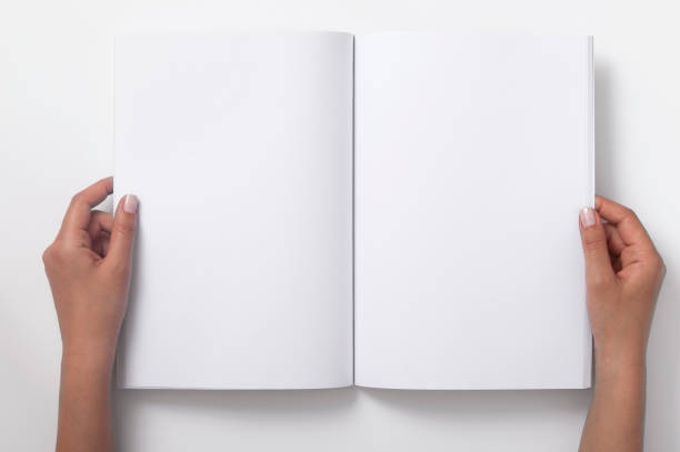 dos mujeres manos sosteniendo una revista abierta en blanco - newspaper reading blank women fotografías e imágenes de stock