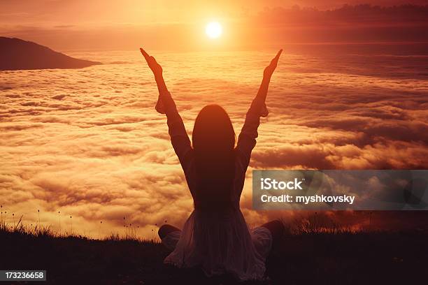 Frau Heben Ihre Arme In Die Unermessliche Freude Stockfoto und mehr Bilder von Schakra - Schakra, Frauen, Eine Frau allein