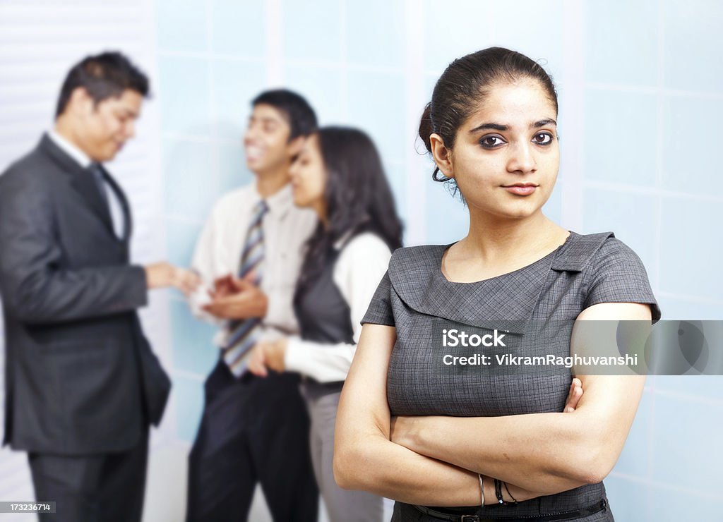 India atractiva mujer de negocios con colegas en el fondo - Foto de stock de India libre de derechos
