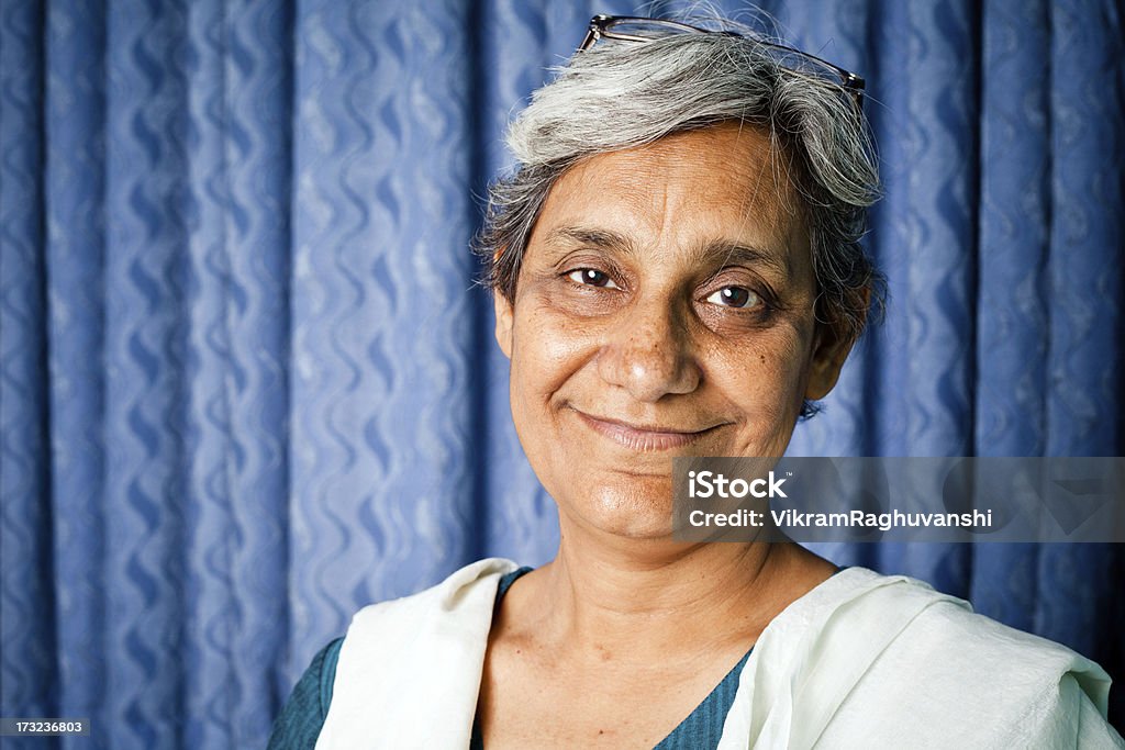 Un allegro Senior donna indiana - Foto stock royalty-free di Adulto