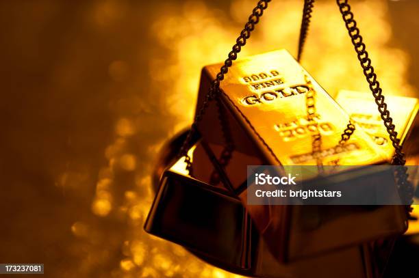 Gold Bars Auf Waage Stockfoto und mehr Bilder von Waage - Gewichtsmessinstrument - Waage - Gewichtsmessinstrument, Gold - Edelmetall, Goldfarbig