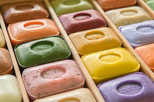 soapbar colecção em caixa de madeira ou plano aproximado - merchandise multi colored arrangement blue imagens e fotografias de stock