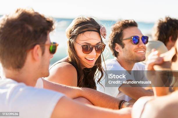 若い人々のビーチパーティ - 20-24歳のストックフォトや画像を多数ご用意 - 20-24歳, 20代, アルコール飲料