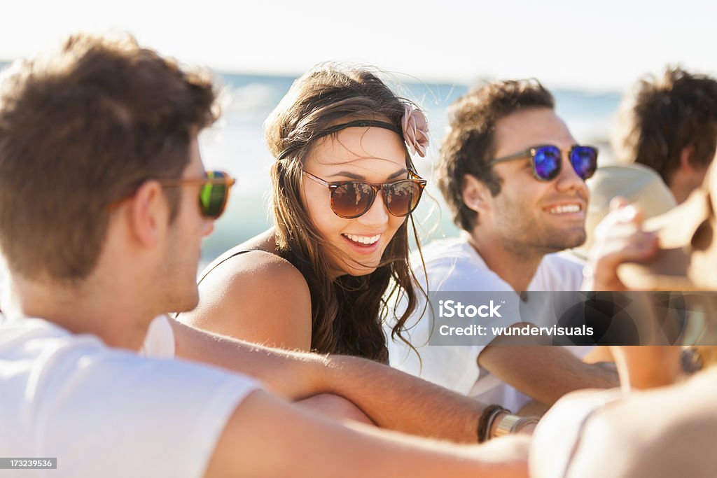 Jovens desfrutar de uma Festa na praia - Royalty-free 20-24 Anos Foto de stock