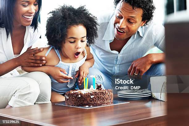Foto de Adorável Menina Comemorando Seu Aniversário Com Os Pais e mais fotos de stock de 30 Anos
