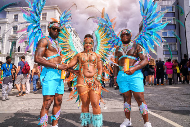 artistes costumés au carnaval de notting hill 2023 à notting hill, kensington, londres, angleterre - semaine de la mode de londres photos et images de collection