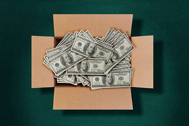 cardboard box voller geld - cash box stock-fotos und bilder