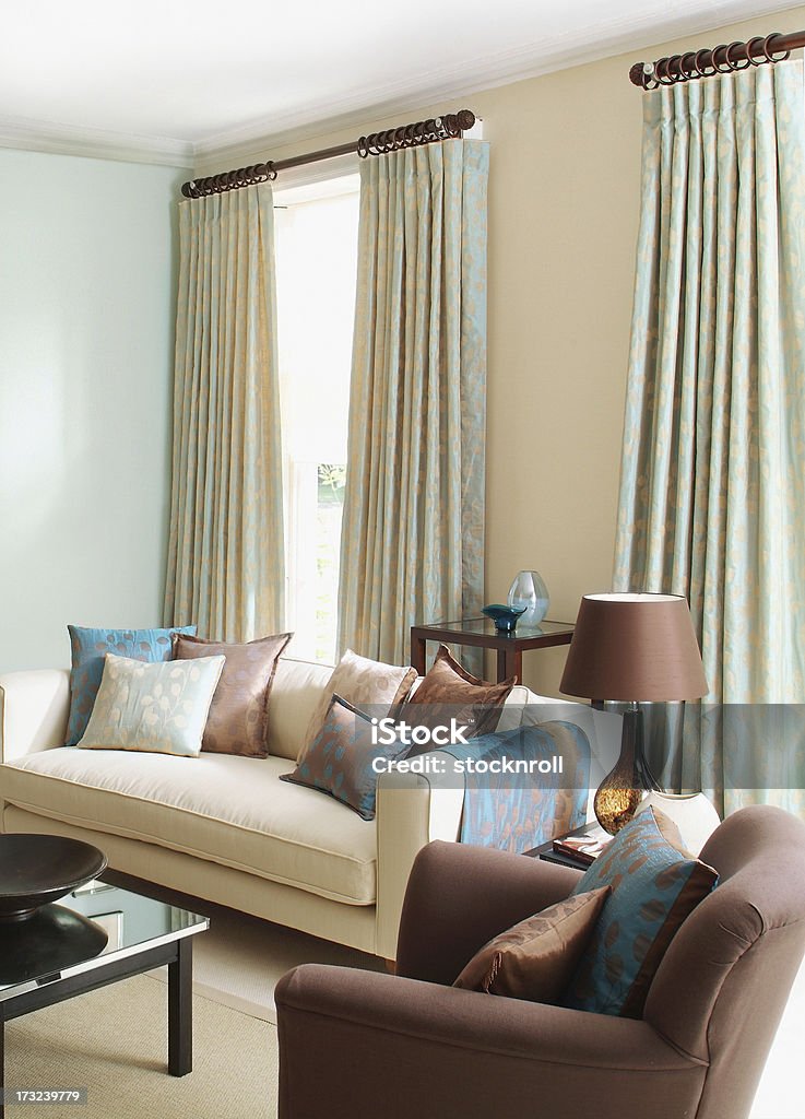 베이지 및 갈색 소파가 있는 거실 - 로열티 프리 의자 스톡 사진