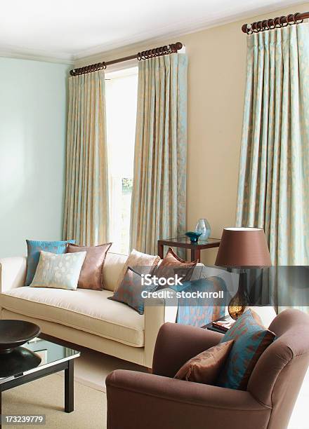 베이지 및 갈색 소파가 있는 거실 의자에 대한 스톡 사진 및 기타 이미지 - 의자, 커튼, 파란색