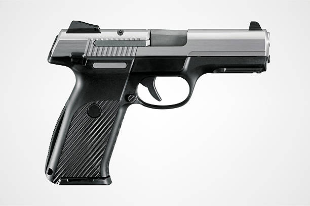 arme à feu avec un tracé de détourage - sport clipping path handgun pistol photos et images de collection
