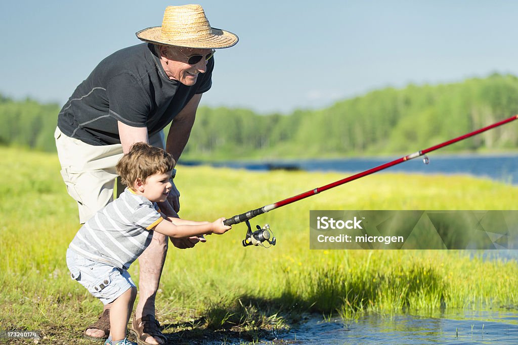 Nieto y abuelo pesca - Foto de stock de Abuelo libre de derechos