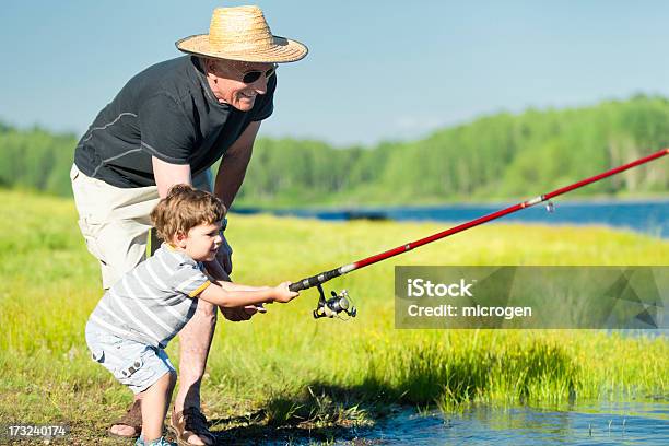 Дед И Внук Рыбалка — стоковые фотографии и другие картинки Дедушка - Дедушка, Ловить рыбу, Ребёнок