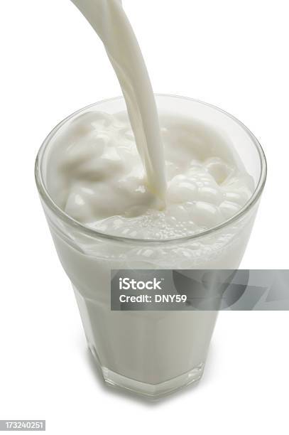 Versare Il Latte - Fotografie stock e altre immagini di Latte - Latte, Versare, Bicchiere