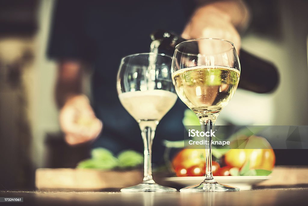 Homem vertendo vinhos espumantes e vinhos espumosos - Royalty-free Champanhe Foto de stock