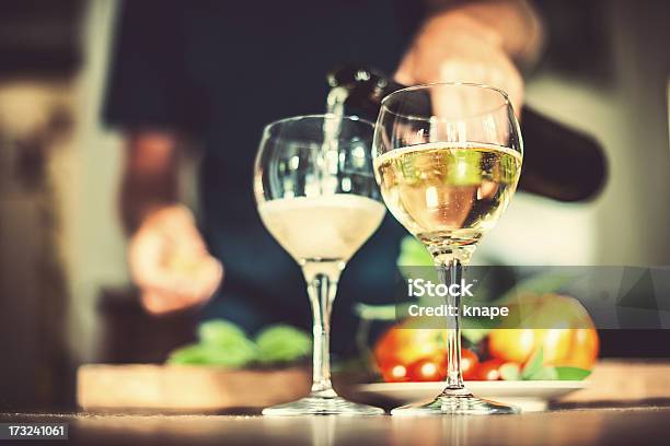 Homem Vertendo Vinhos Espumantes E Vinhos Espumosos - Fotografias de stock e mais imagens de Champanhe