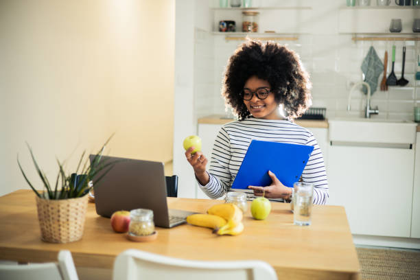 istock Nutritionist discusses diet with the client 1732411303