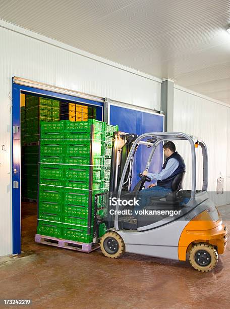 Entrada De Almacén Foto de stock y más banco de imágenes de Carretilla elevadora - Carretilla elevadora, Almacenamiento en frío, Fruta