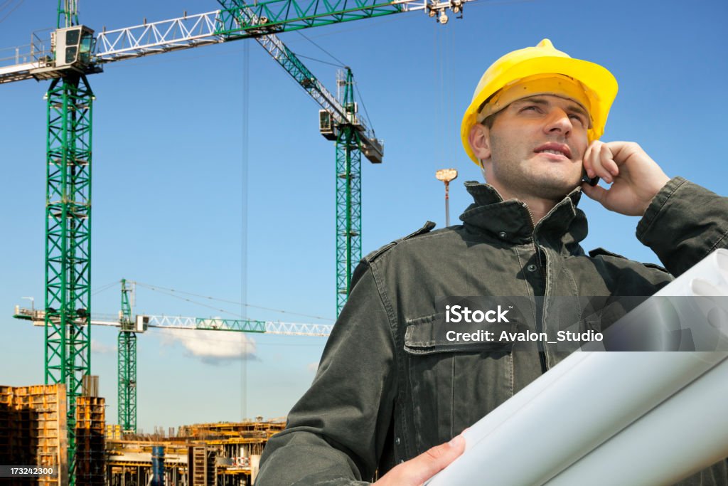 Trabalhador de Construção com um modelo - Foto de stock de Adulto royalty-free