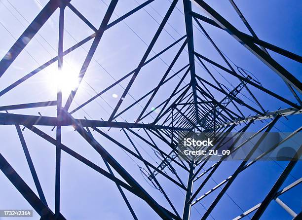 Pilone Di Energia - Fotografie stock e altre immagini di Cavo dell'alta tensione - Cavo dell'alta tensione, Elettricità, Industria energetica