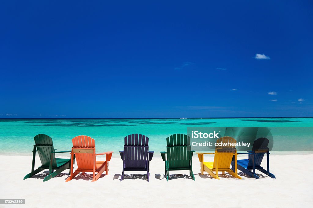 Kolorowe krzesła na tropikalnej plaży na Karaibach - Zbiór zdjęć royalty-free (Krzesło adirondack)