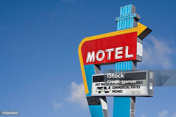 Señal De Motel Retro Foto de stock y más banco de imágenes de Señal - Mensaje - Señal - Mensaje, Retro, Route 66