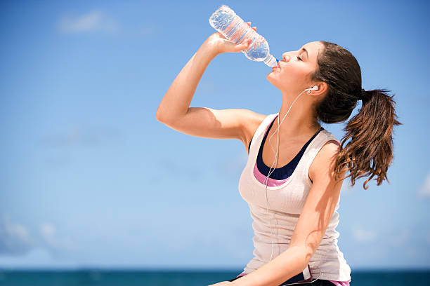 jeune fille l'eau potable - headphones relaxation outdoors caucasian photos et images de collection