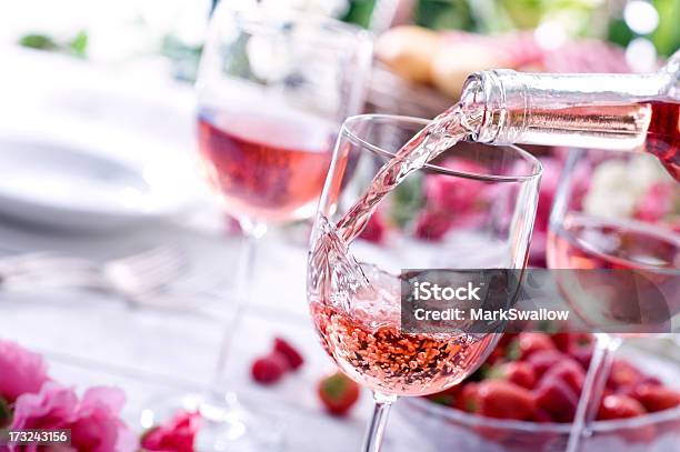 Vino Rosato A Picnic - Fotografie stock e altre immagini di Vino rosato - Vino rosato, Vino, Estate