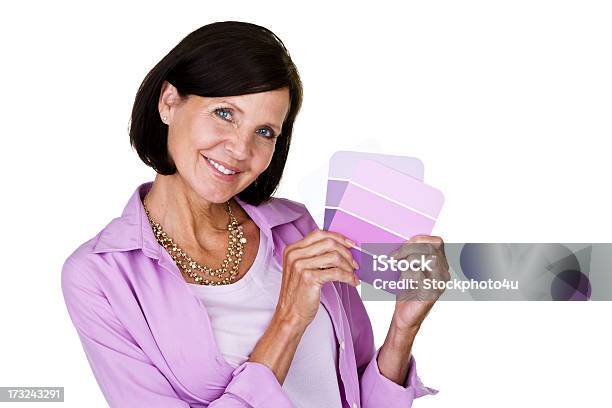 최대 색상 카드를 들고 있는 여자 50-54세에 대한 스톡 사진 및 기타 이미지 - 50-54세, 50-59세, 갈색 머리