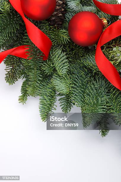 Boże Narodzenie Wieniec - zdjęcia stockowe i więcej obrazów Boże Narodzenie - Boże Narodzenie, Białe tło, Wieniec