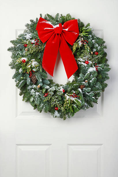 рождественский венок - wreath christmas door snow стоковые фото и изображения