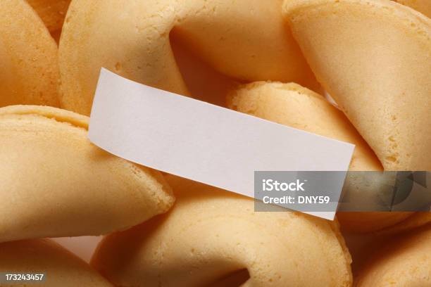 Il Fortune Cookie - Fotografie stock e altre immagini di Biscotto della fortuna - Biscotto della fortuna, Biscotto secco, Chiromanzia - Tematiche