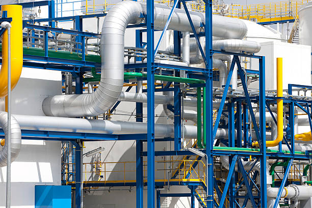 tubo metallico installazioni di fabbrica - petrochemical plant oil refinery factory outdoors foto e immagini stock