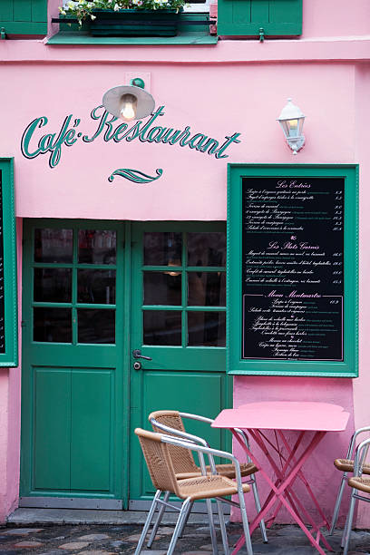 kleines cafe restaurant auf montmartre, paris - pink buildings stock-fotos und bilder