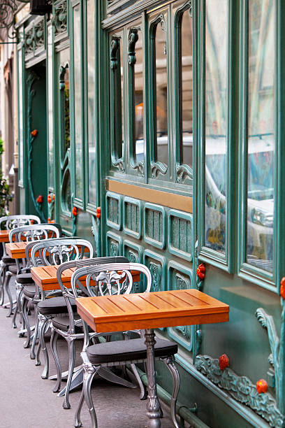 restaurant im art nouveau-stil, saint germain, paris, frankreich - sidewalk cafe stock-fotos und bilder