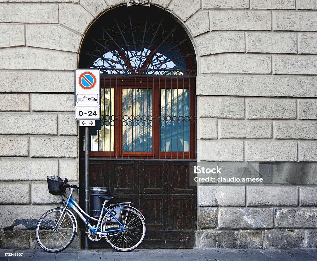 Divieto di parcheggio con bicicletta. Immagine a colori - Foto stock royalty-free di Bicicletta