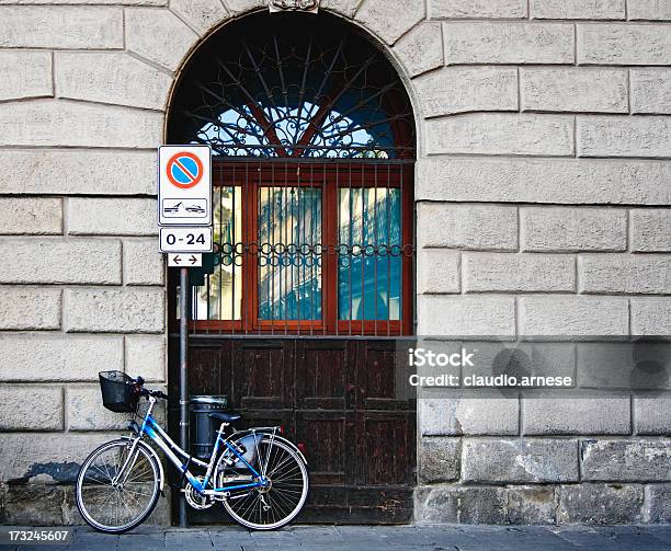 Divieto Di Parcheggio Con Bicicletta Immagine A Colori - Fotografie stock e altre immagini di Bicicletta