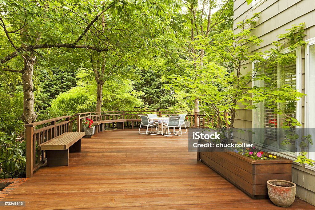 Magnifique grande terrasse à l'arrière - Photo de Terrasse en bois libre de droits
