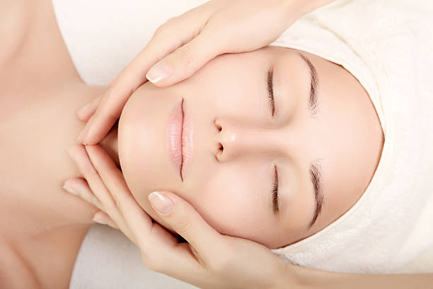 косметический уход - spa treatment health spa massage therapist women стоковые фото и изображения