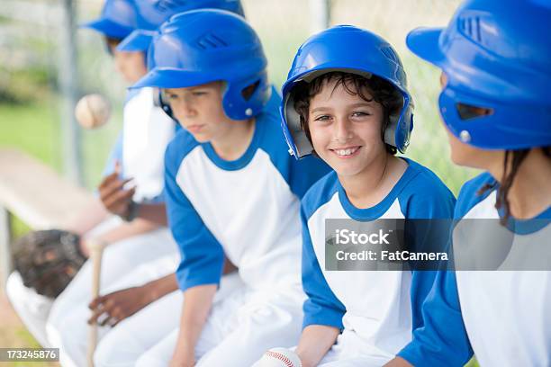 Liga Juvenil Foto de stock y más banco de imágenes de Liga de béisbol y softbol juvenil - Liga de béisbol y softbol juvenil, Equipo de béisbol, Banco - Asiento