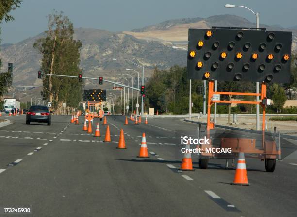 道路工事 - カラーコーンのストックフォトや画像を多数ご用意 - カラーコーン, 交通輸送, 修理する