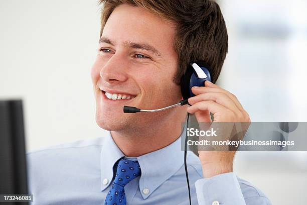 Sonriente Hombre Call Center Agent Hablando Con El Cliente Foto de stock y más banco de imágenes de 20 a 29 años