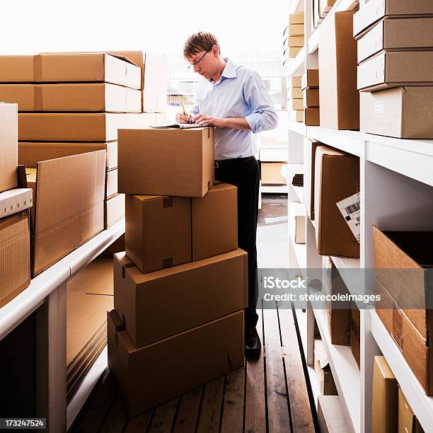 男性の倉庫での取り扱い書類 - ビジネスマンのストックフォトや画像を多数ご用意 - ビジネスマン, 倉庫, 小荷物
