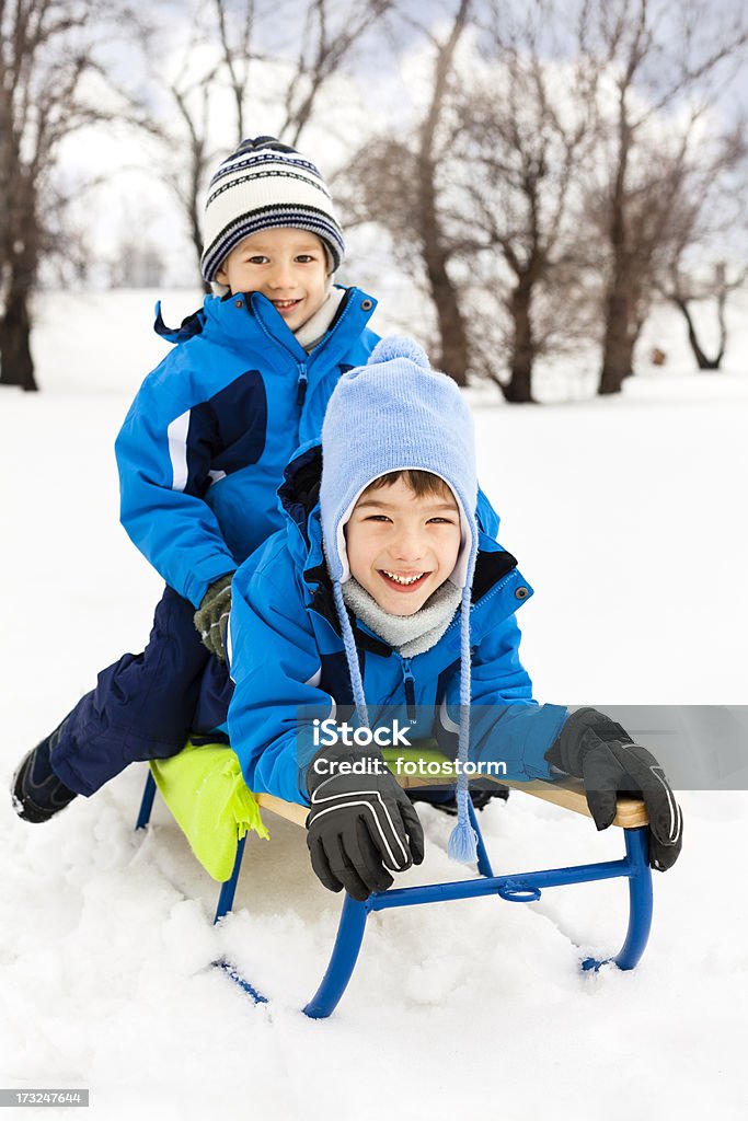 Zwei lächelnden Jungen an Schnee Rodeln - Lizenzfrei Familie Stock-Foto