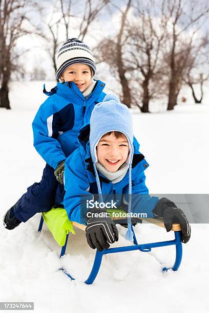 Zwei Lächelnden Jungen An Schnee Rodeln Stockfoto und mehr Bilder von Familie - Familie, Schnee, Spielen