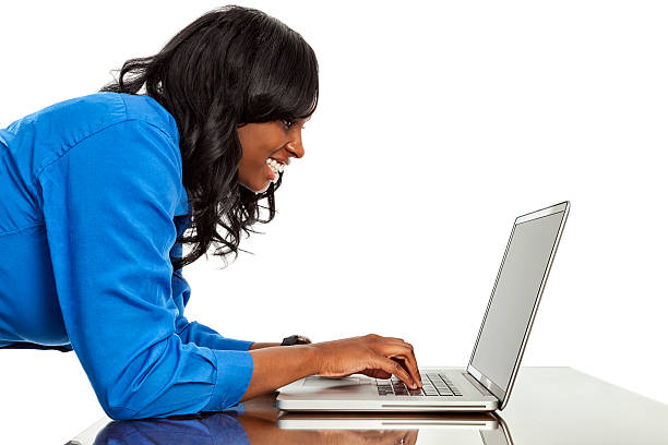 afro-américain de femme d'affaires avec ordinateur portable - looking at camera smiling desk isolated photos et images de collection