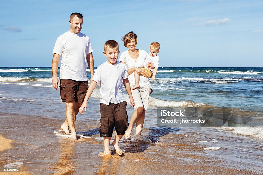 Família de quatro pessoas na praia - Foto de stock de 12-17 meses royalty-free