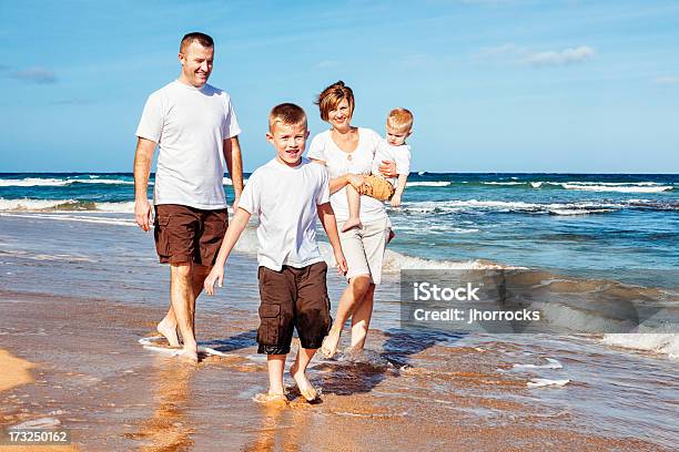 Família De Quatro Na Praia - Fotografias de stock e mais imagens de 12-15 Meses - 12-15 Meses, Adulto, Alegria