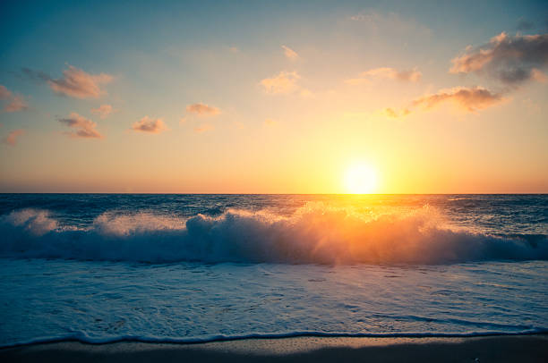 sonnenuntergang am strand - oahu water sand beach stock-fotos und bilder